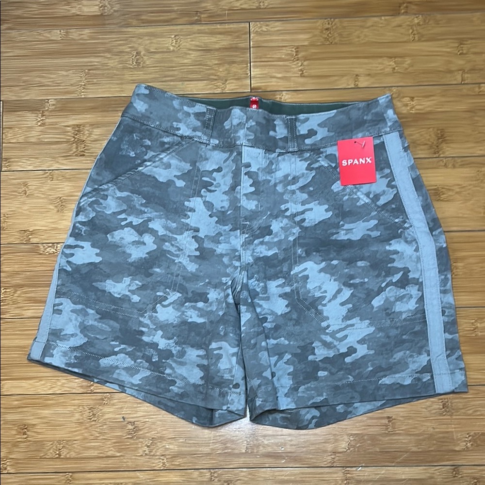 Women’s Spanx camo 6” twill shorts size small